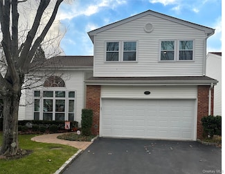 89 Hamlet Dr, ComMacK, NY 11725