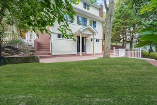 82 Sunburst Dr, Rocky Point, NY 11778