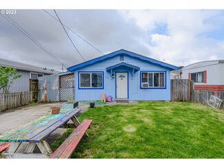 938 N 8th St, Reedsport, OR 97467