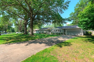 1983 S Meadowview Ave, Springfield, MO 65804