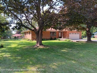 15754 Oak Lane Dr, Lansing, MI 48906