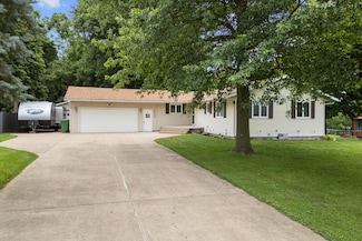 2445 Bobwhite Dr, Muscatine, IA 52761