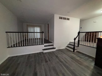 21 Teaberry Dr, Edison, NJ 08820