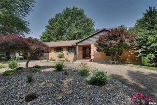 202 Holiday Dr, Quincy, IL 62305