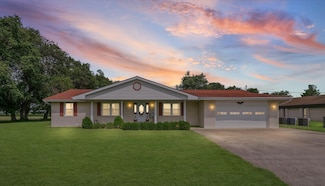 713 N Broadway St, Newman, IL 61942