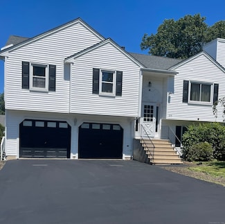 208 Kendall Cir, Waterbury, CT 06708