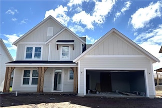 670 Crystal Lake Pkwy, Hoschton, GA 30548