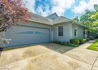1003 Galsworthy Dr, Akron, OH 44313