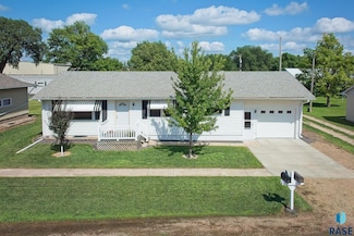 811 Third St, Scotland, SD 57059