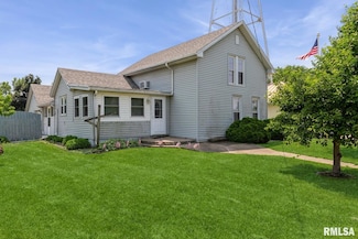 321 3rd Ave, Low Moor, IA 52757