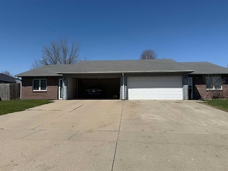 742 S 17th Ave W, Newton, IA 50208