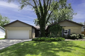 925 Hickory Ln, Darien, IL 60561