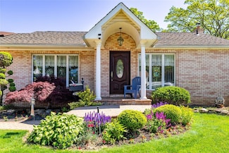 656 N Greene Ave, Lindenhurst, NY 11757