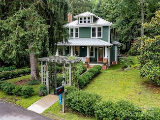 18 Hill St, Saluda, NC 28773