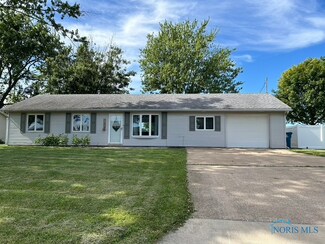 23755 W Meadow Dr, Genoa, OH 43430