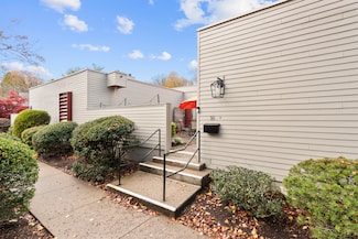 51 Charlton Hill Rd, Hamden, CT 06518