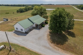 674 N Highway V Hwy, Lamar, MO 64759