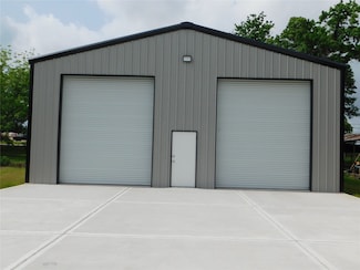 10725 Pine St, Willis, TX 77318