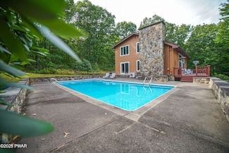 109 Alex Rd, Hawley, PA 18428