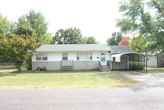 109 Crest Dr, Monett, MO 65708