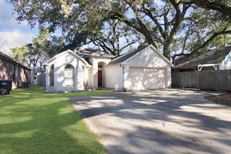 210 W Adoue St, Alvin, TX 77511