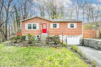 71 Rosewood Rd, Rocky Point, NY 11778