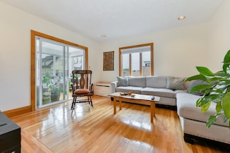33 Farragut Ave Unit 2, Somerville, MA 02144