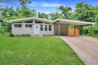 1352 Liggett Dr, Saint Louis, MO 63126