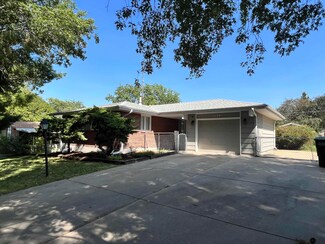 1130 Scenic Ln, Lincoln, NE 68505