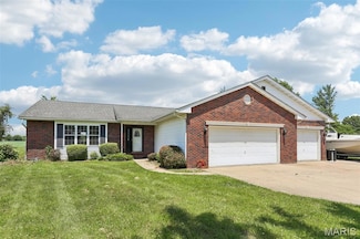 2 Stone Dr, Highland, IL 62249