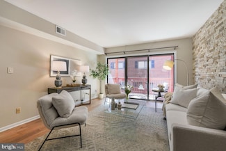 204 Skyhill Rd Unit 4, Alexandria, VA 22314
