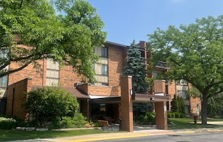 77 Lake Hinsdale Dr Unit 207, Willowbrook, IL 60527