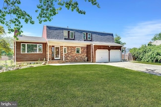 5 Dolphin Ln, Trenton, NJ 08619