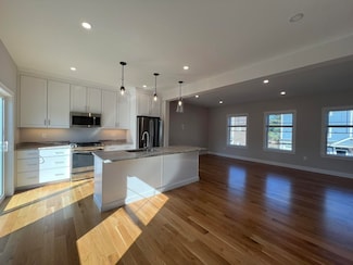 27 Juniper Ln, Portsmouth, NH 03801