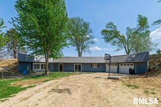 786 Yankee Ave, Lowden, IA 52255