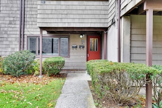 158 Towne House Rd, Hamden, CT 06514