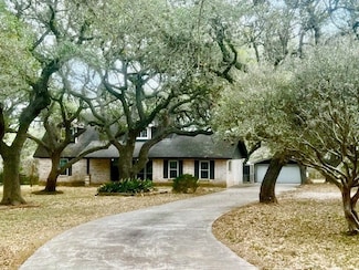 254 Oak Hill Dr, Beeville, TX 78102