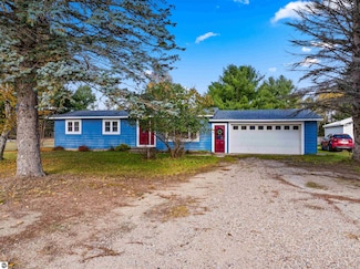 586 Holiday Dr, Bellaire, MI 49615