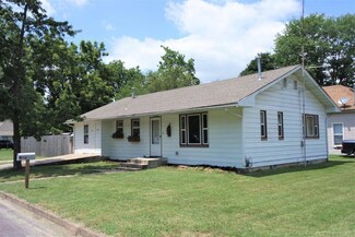 121 E Harker St, Mountain Grove, MO 65711