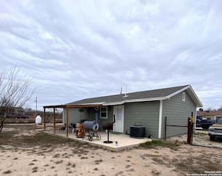 563 N Miller Ave, La Pryor, TX 78872