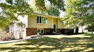 8547 Camelot Dr, Chesterland, OH 44026