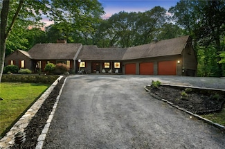 2 Spinney Ln, North Kingstown, RI 02852