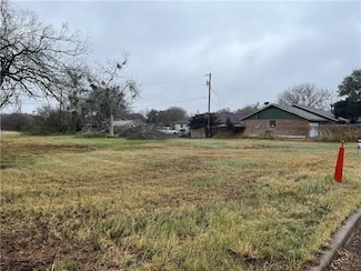 1404 E Toledo St, Beeville, TX 78102