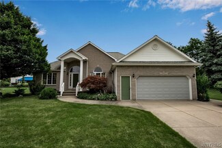 6121 Shamrock Ln, East Amherst, NY 14051