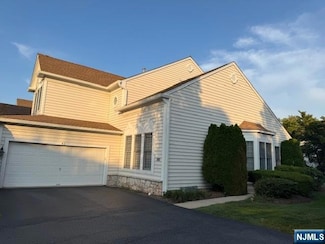 43 Mulberry Ct, Paramus, NJ 07652