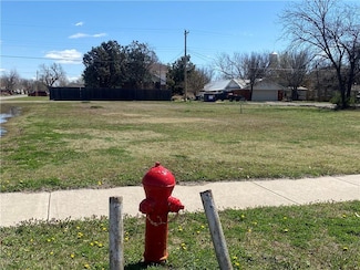 104 S Broadway Ave, Hobart, OK 73651