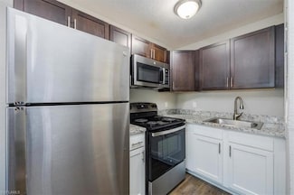 330 11th St N Unit 6, Naples, FL 34102