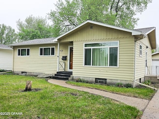1611 S 17th St, Grand Forks, ND 58201