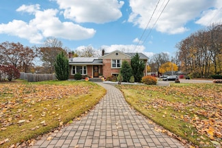 3 Garden Dr, New Windsor, NY 12553