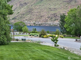 876 1st St, Chelan Falls, WA 98817